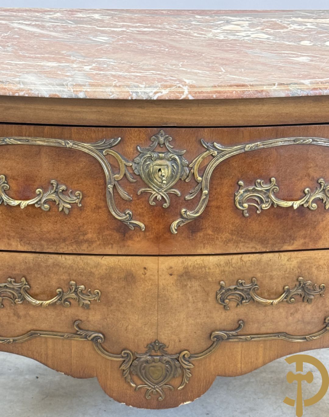 Notelaren Louis XV tweeladencommode met bronsbeslag en marmeren blad