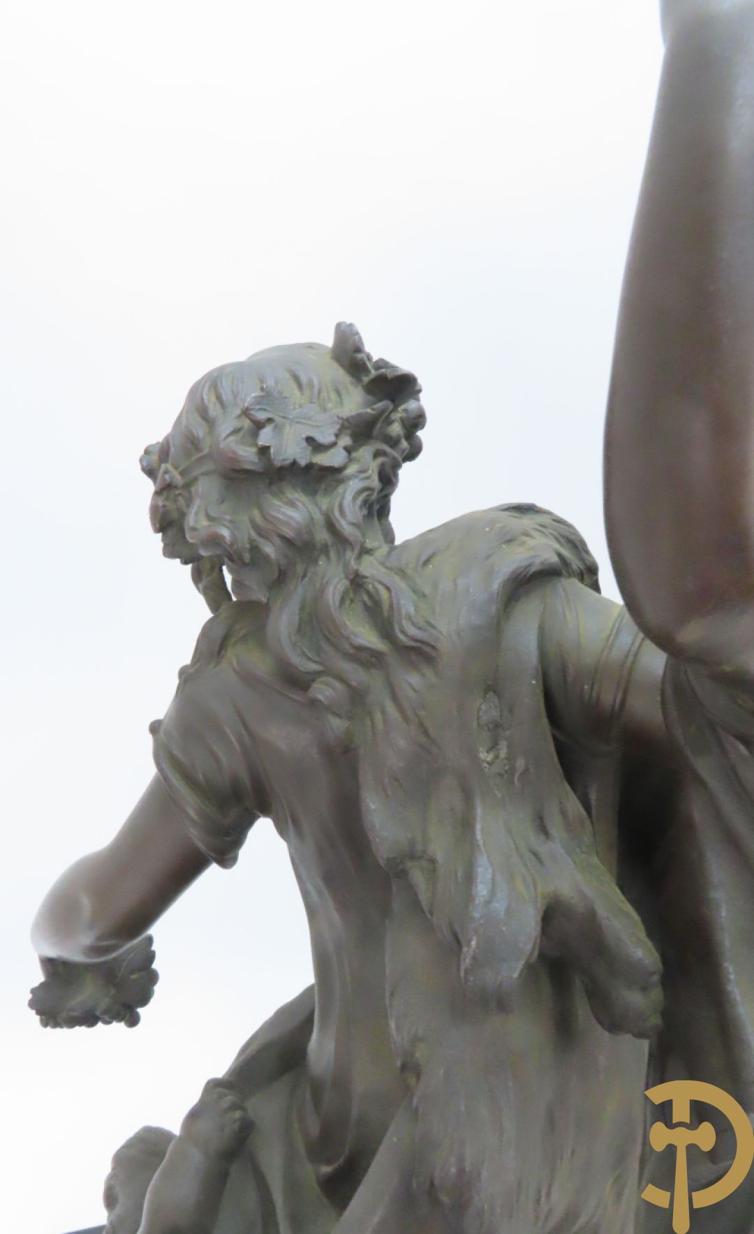 CLODION getekend - Paar elegante bronzen dames met tambour en fruit, geflankeerde door jonge faune, op marmeren klokstel - opgebouwd als garnituur met 2 kandelaars met bronzen kindjes dragende een toorts met bloemen en kaarsen