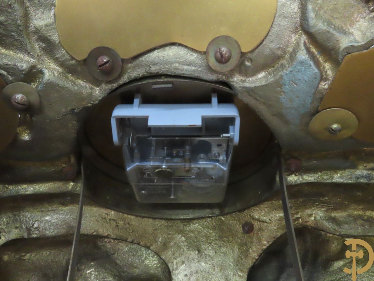 Driedelige bronzen garnituur bestaande uit pendule met 2 dames bovenaan, geflankeerd door paar zesarmige kandelaars