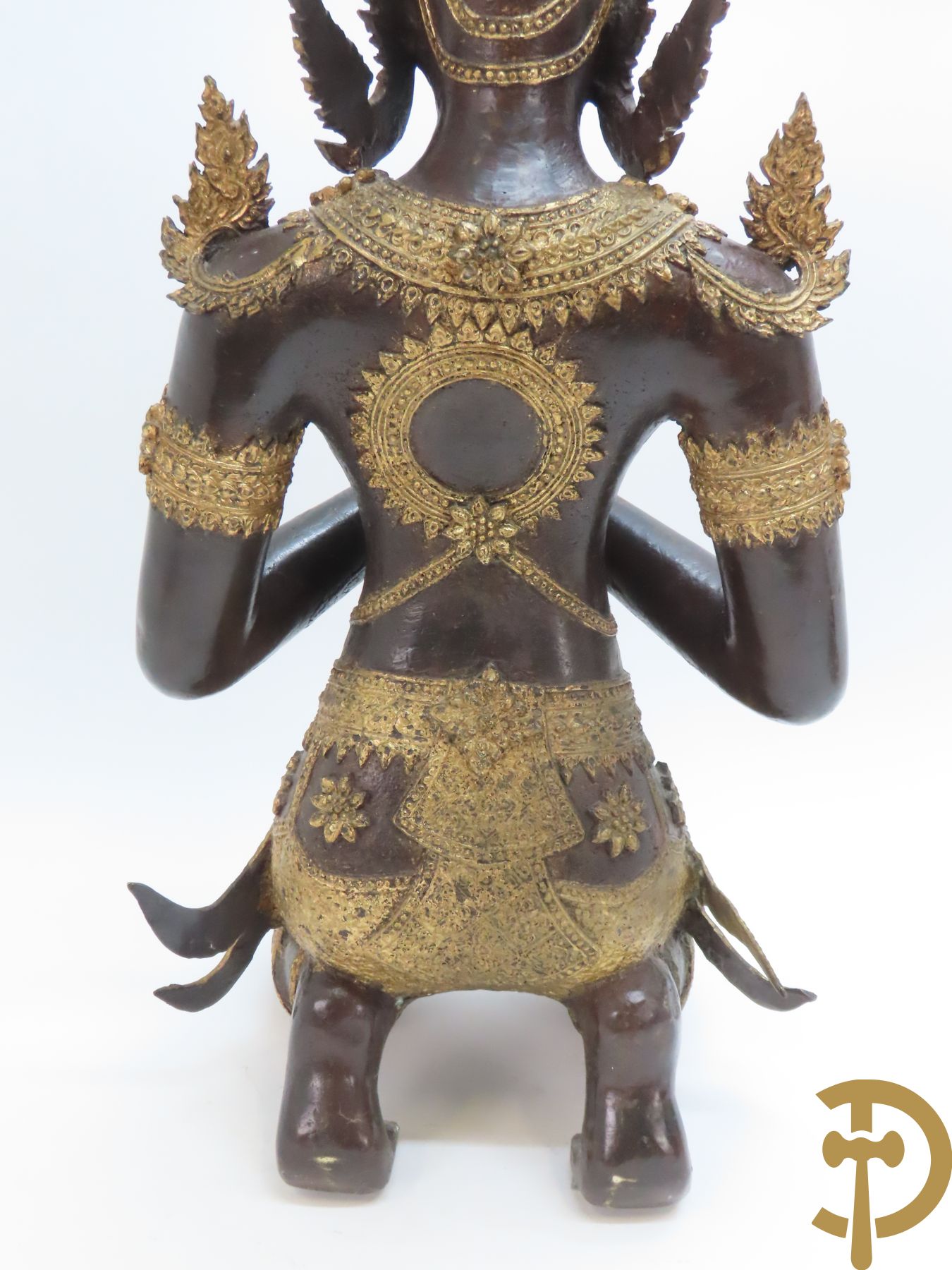 Bronzen geknielde zittende boedhistische figuur met vergulde ornamenten