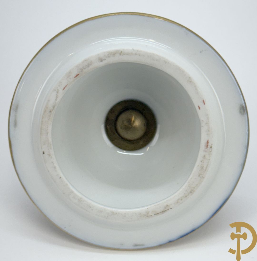 Paar porseleinen Sèvres cassolettes met handbeschilderd romantisch decor op blauwe fond, zijdelings met bronzen zwanen, Chateaux de Sceaux  gemerkt onderaan, Missant J. getekend