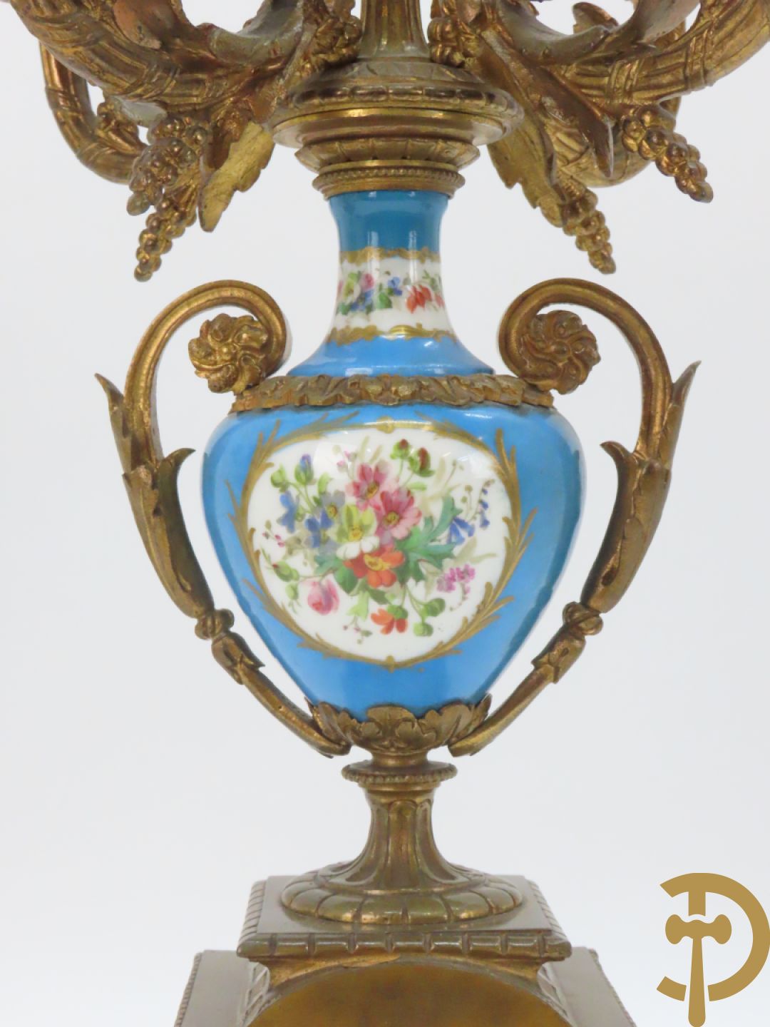 Driedelige bronzen garnituur bezet met Sèvres porselein bestaande uit pendule geflankeerd door paar cupido