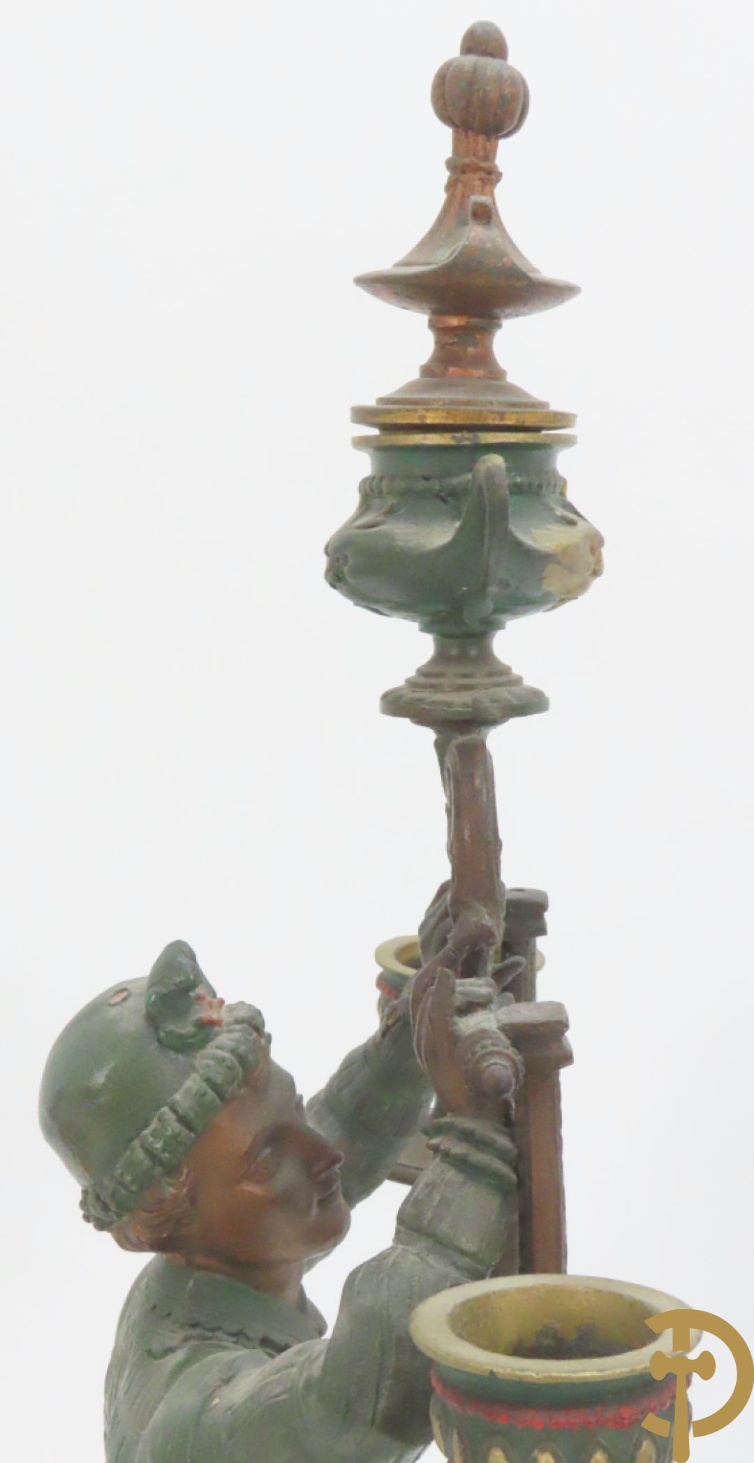 Driedelige kunstbronzen garnituur bestaande uit pendule met paar schakende edelheren, bezet met kariatiden - geflankeerd door paar driearmige kandelaars gehouden door 2 edelheren