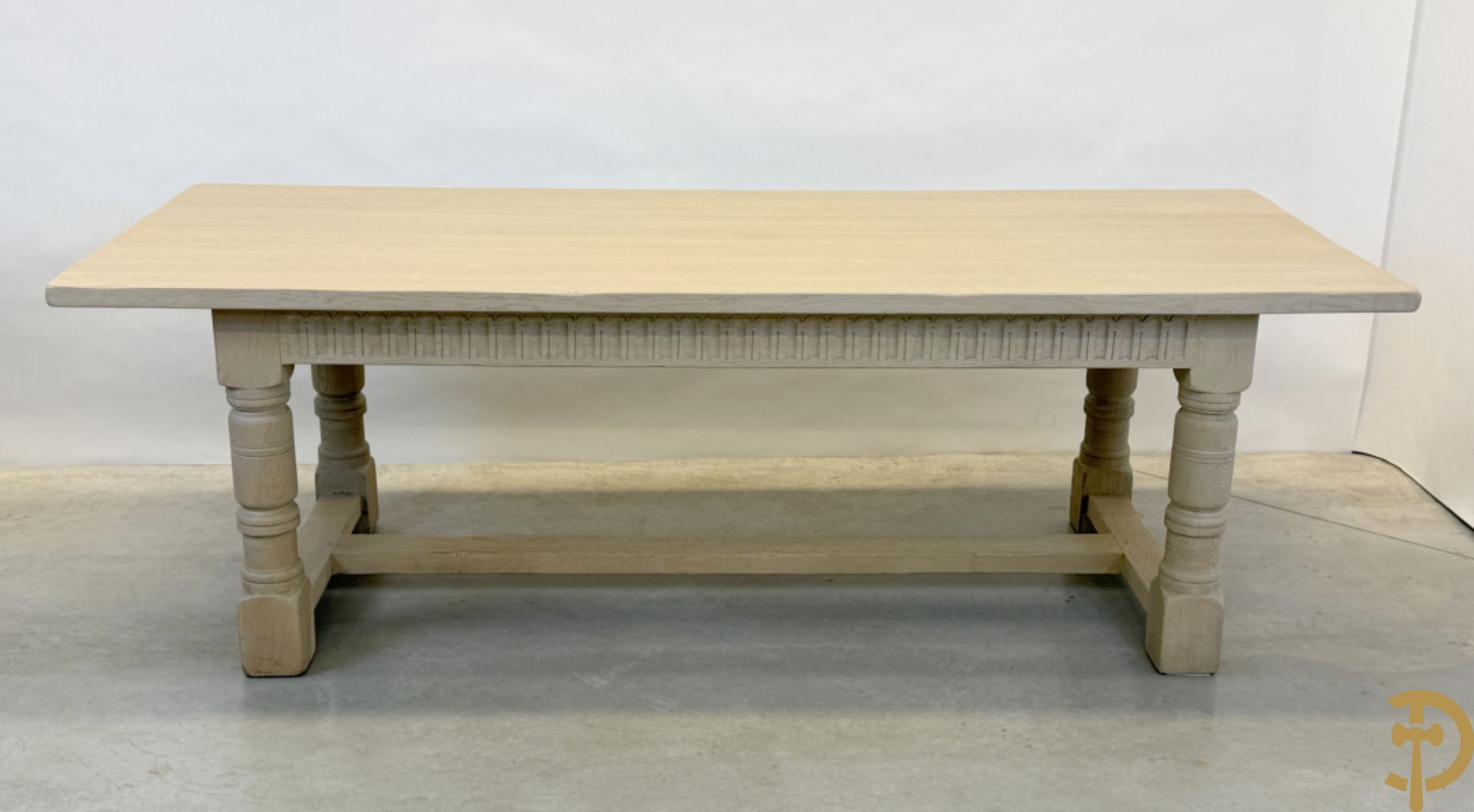 Eiken geceruseerde lange tafel met zijdelingse cannelures op ballusterpoten