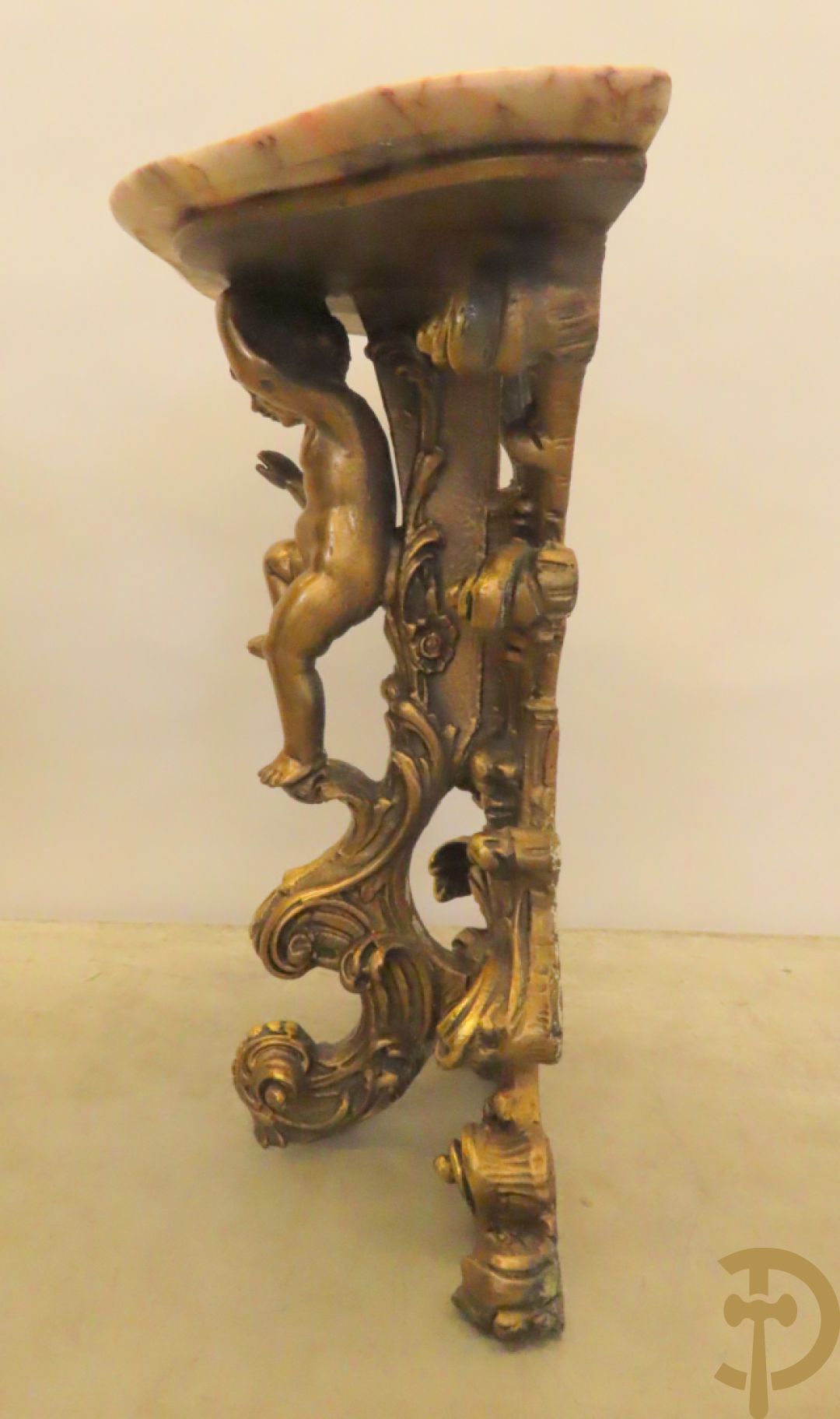 Twee vergulde consooltjes met cupido