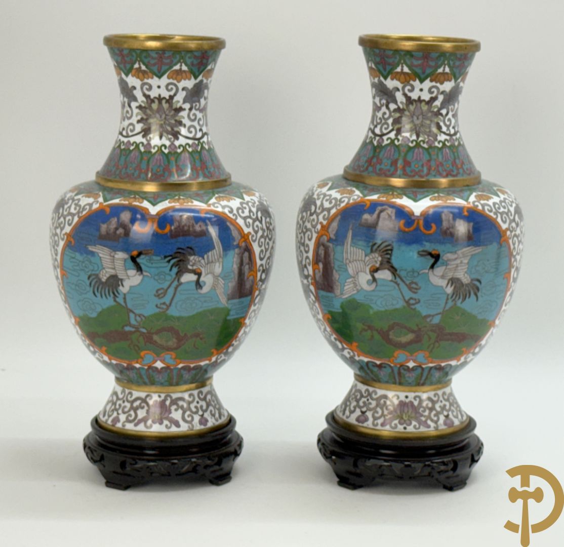 Paar cloisoné vazen met decor van vogels en bloemen op bijhorende zwarte sokkels