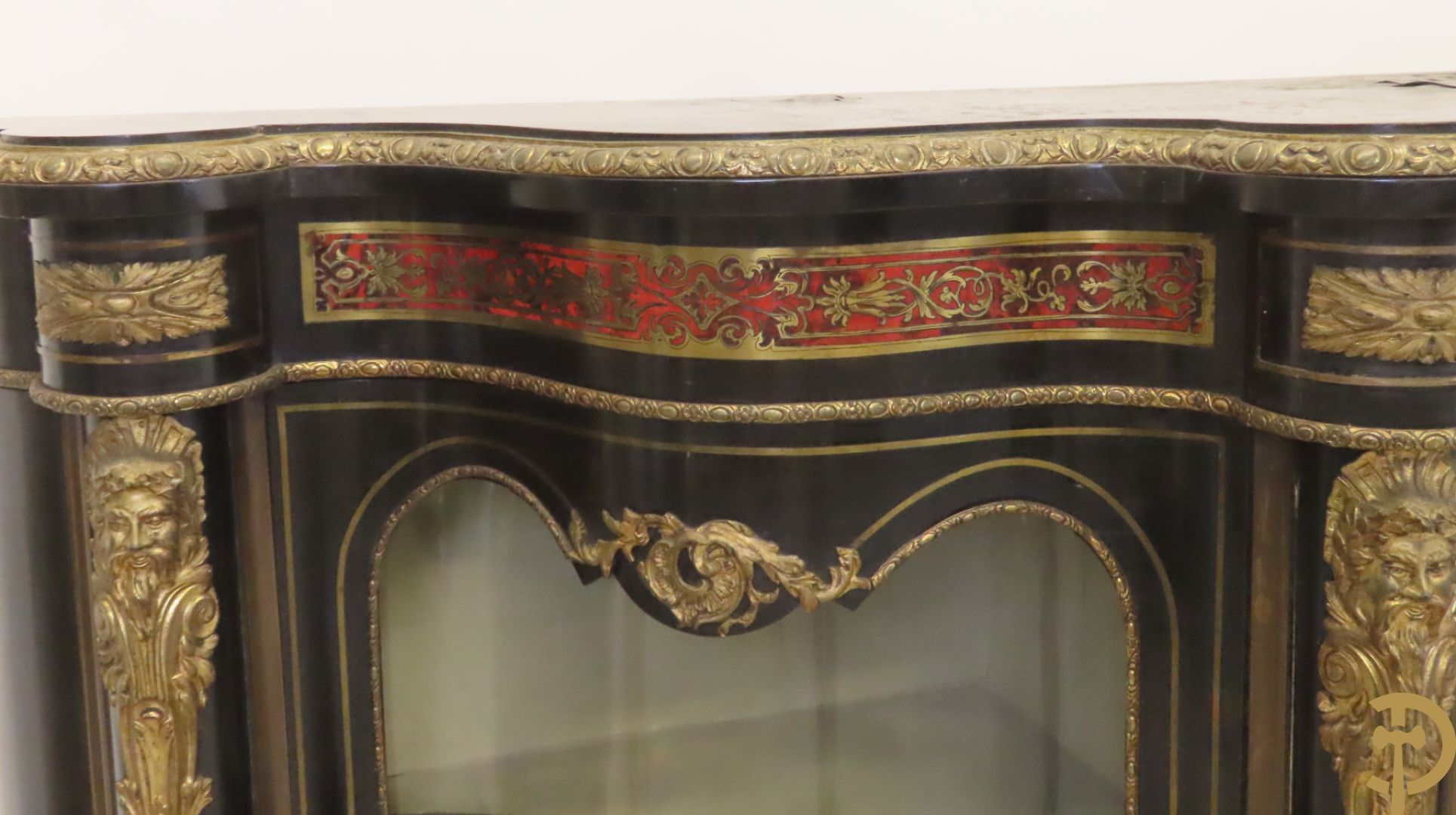 Groot Napoleon III dressoir met centrale deur bezet met medaillon in Boulletechniek - zijdelings met deuren in vitrineglas - bezet met bronzen ornamenten