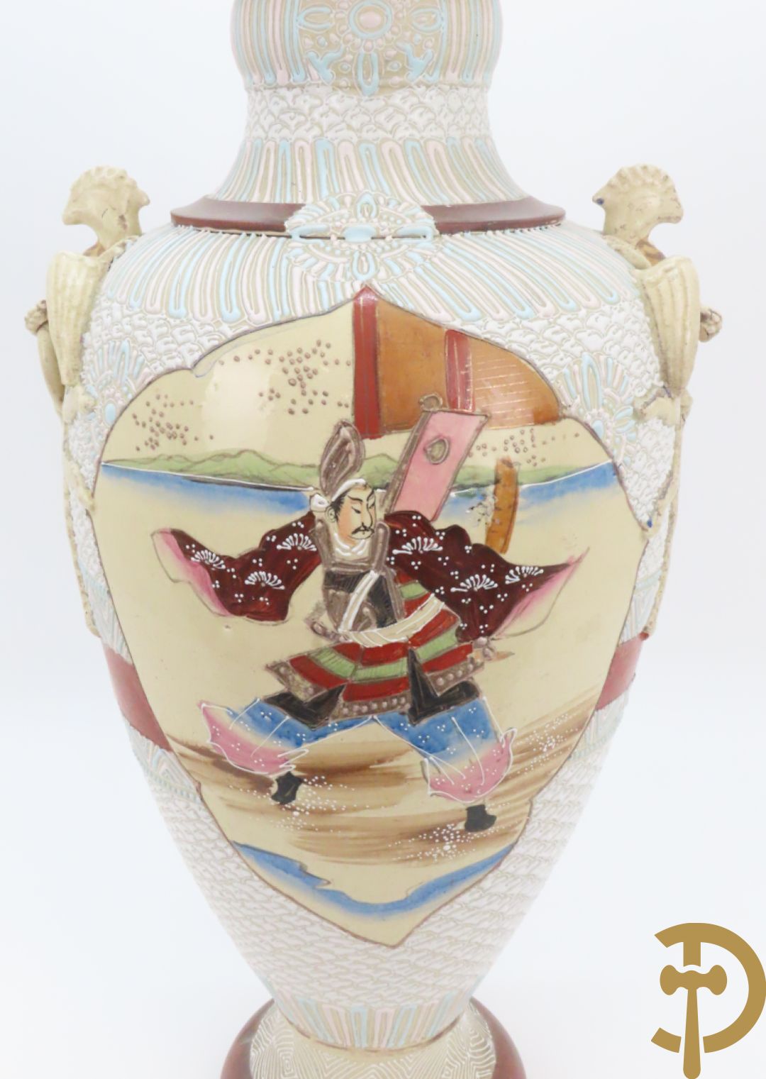 Paar Japanse Satsumat vazen met kijgerdecor en geanimeerde scènes, zijdelings met vogels bezet