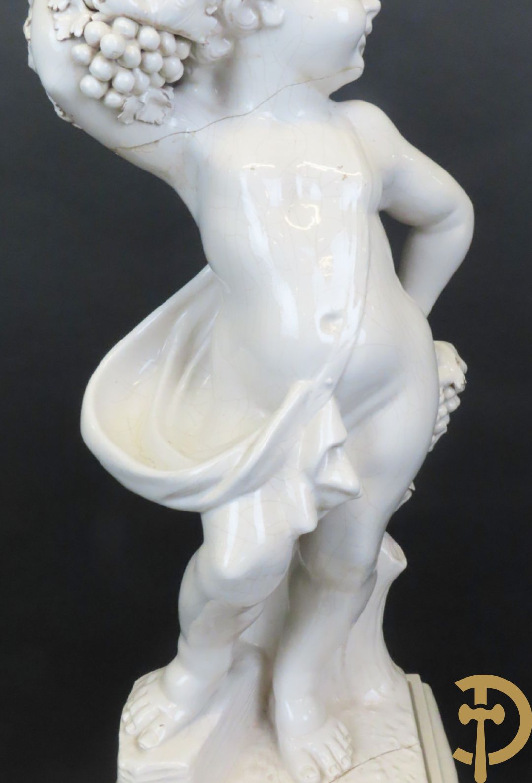 Engel met druiventrossen in Italiaanse majolica op sokkel