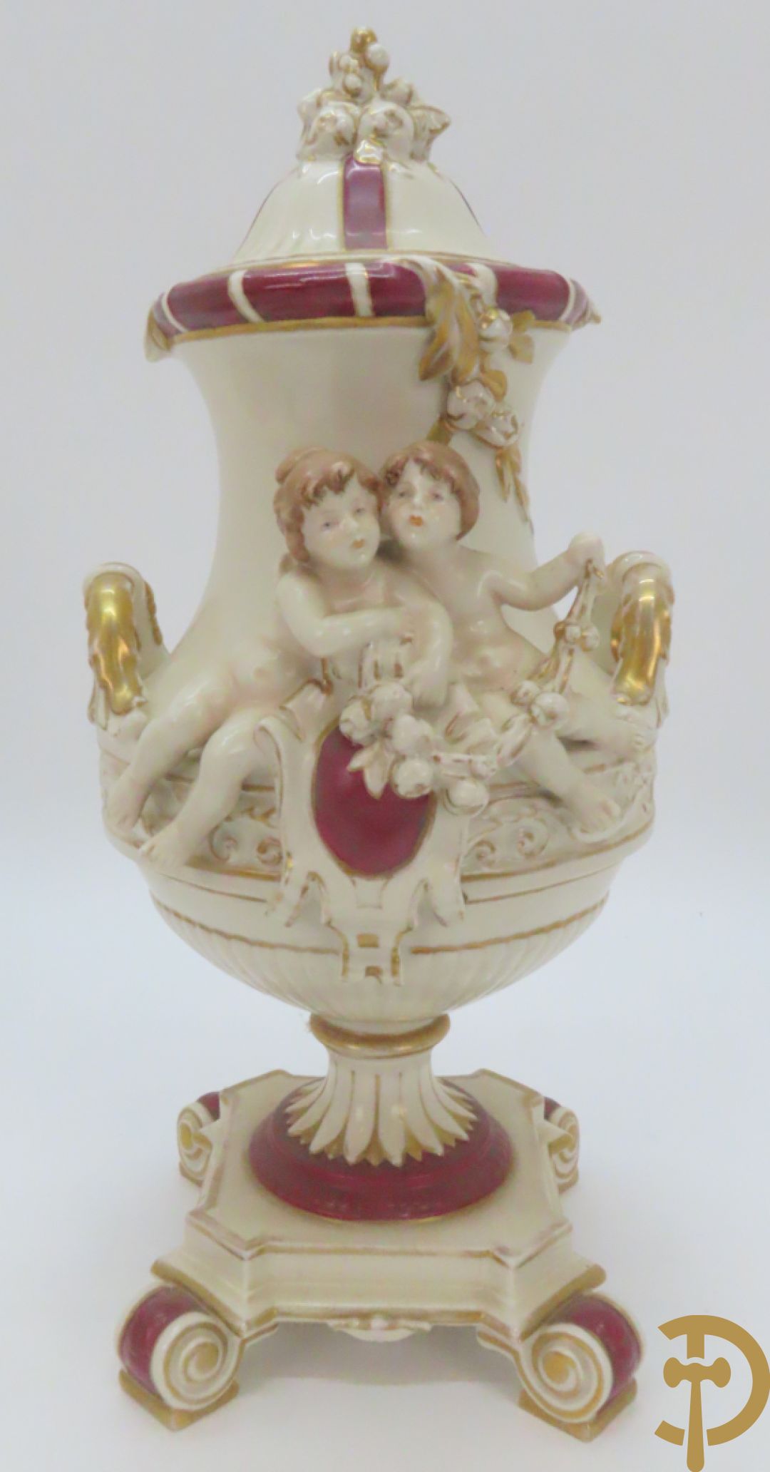 Koets in Royal Dux getrokken door cupido