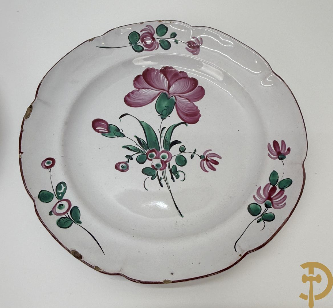 Paar polychrome Delftse zeshoekige dekselvazen met bloemen- en vogeldecor + 4 Strassbourgborden
