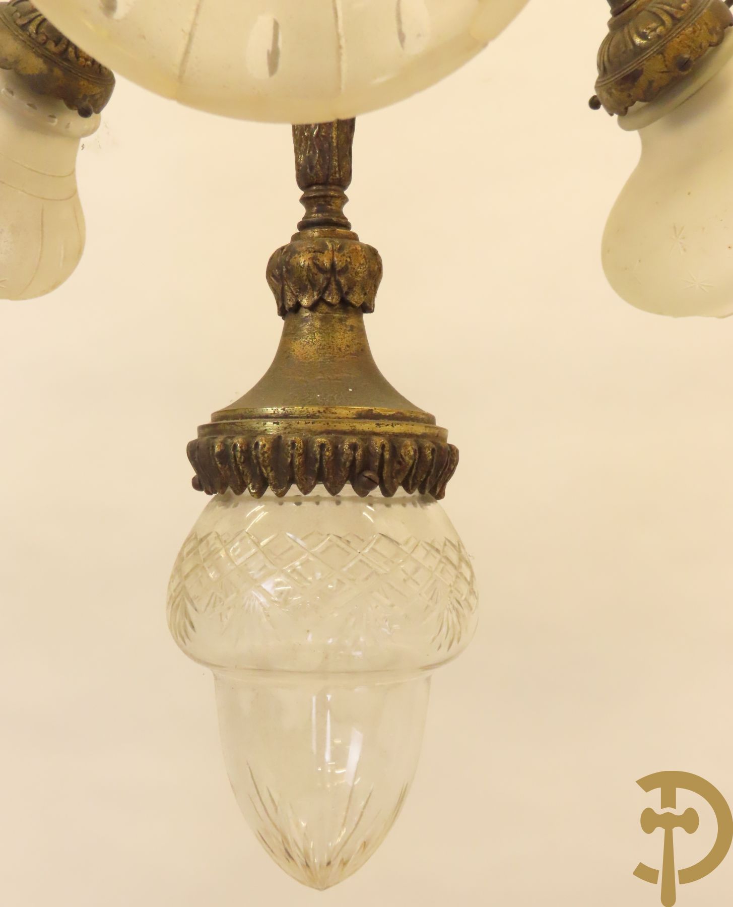 Paar bronzen vierarmige luchters met accanthusranken