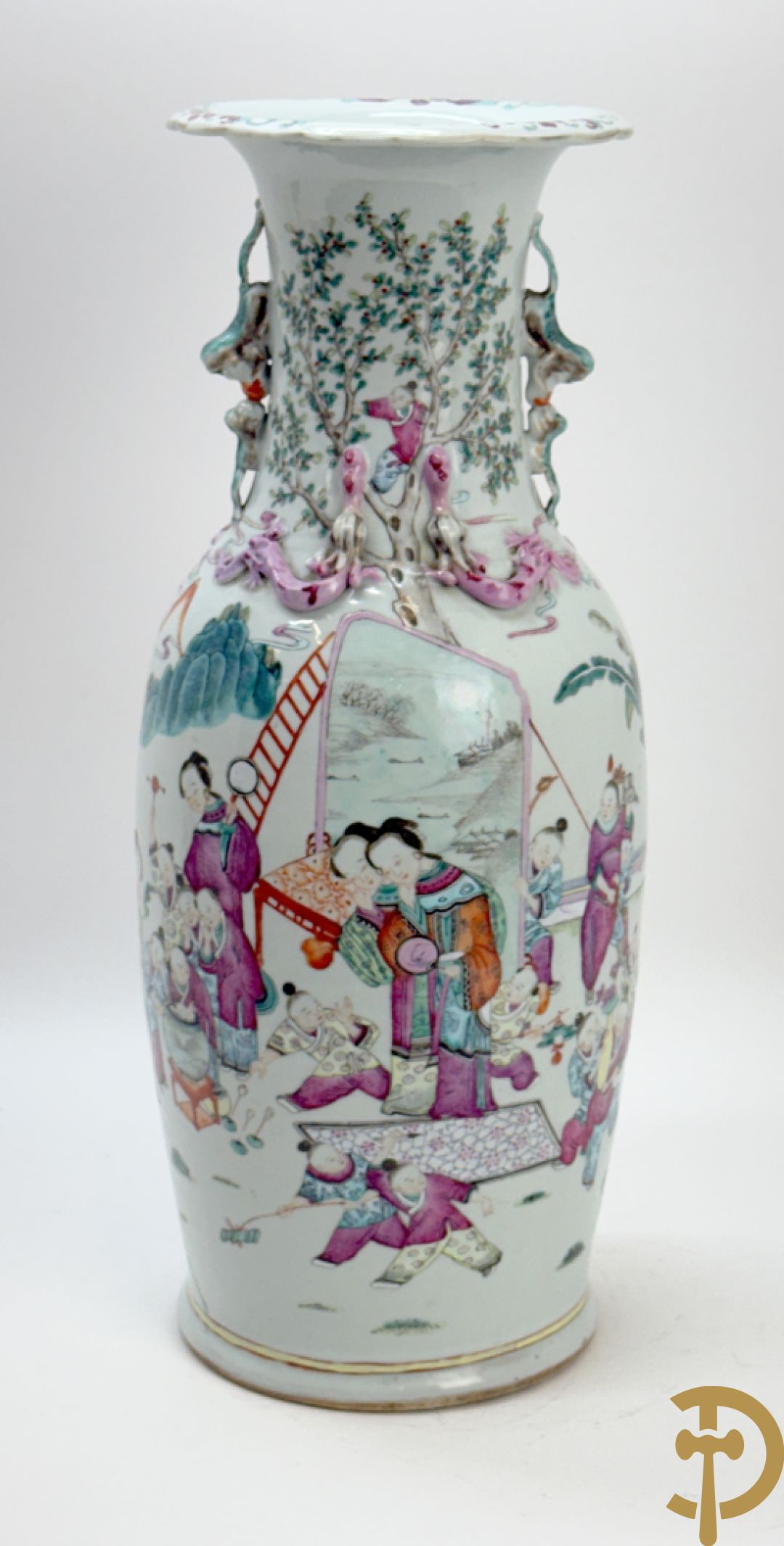 Chinese porseleinen vaas met dubbel decor van dieren, personages, dames en kinderen