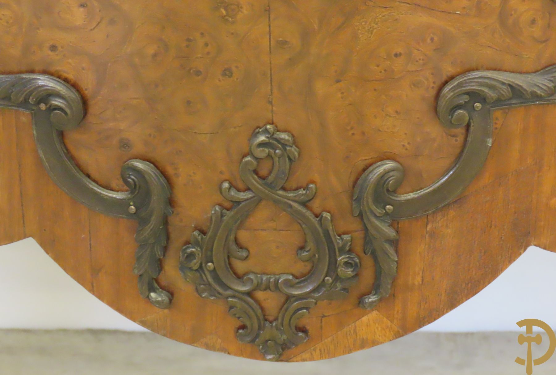 Wortelnotehouten gegalbeerde tweeladencommode met bronzen accanthusranken op lades, bronzen trekkers en dameshoofden opzij