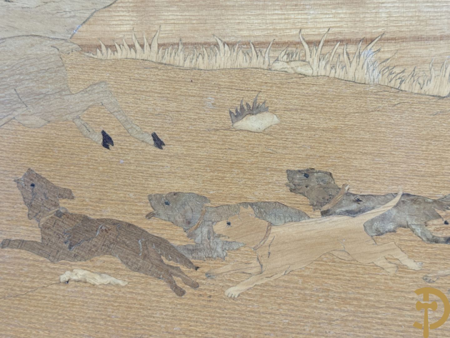 Gemarketteerde jachtscène met honden en paarden in houtsnijwerk