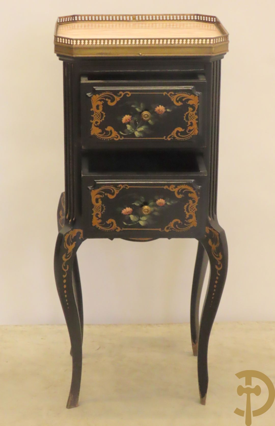 Zwart gelakt bijzetkastje met  2 lades beschilderd met bloemenmotieven, bovenaan met marmeren blad