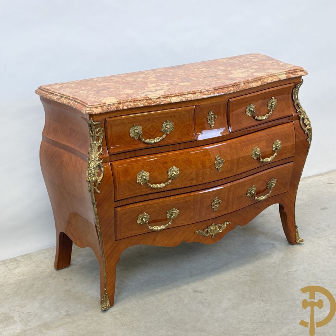 Gegalbeerde notelaren vierladencommode bezet met bronsbeslag en marmeren blad