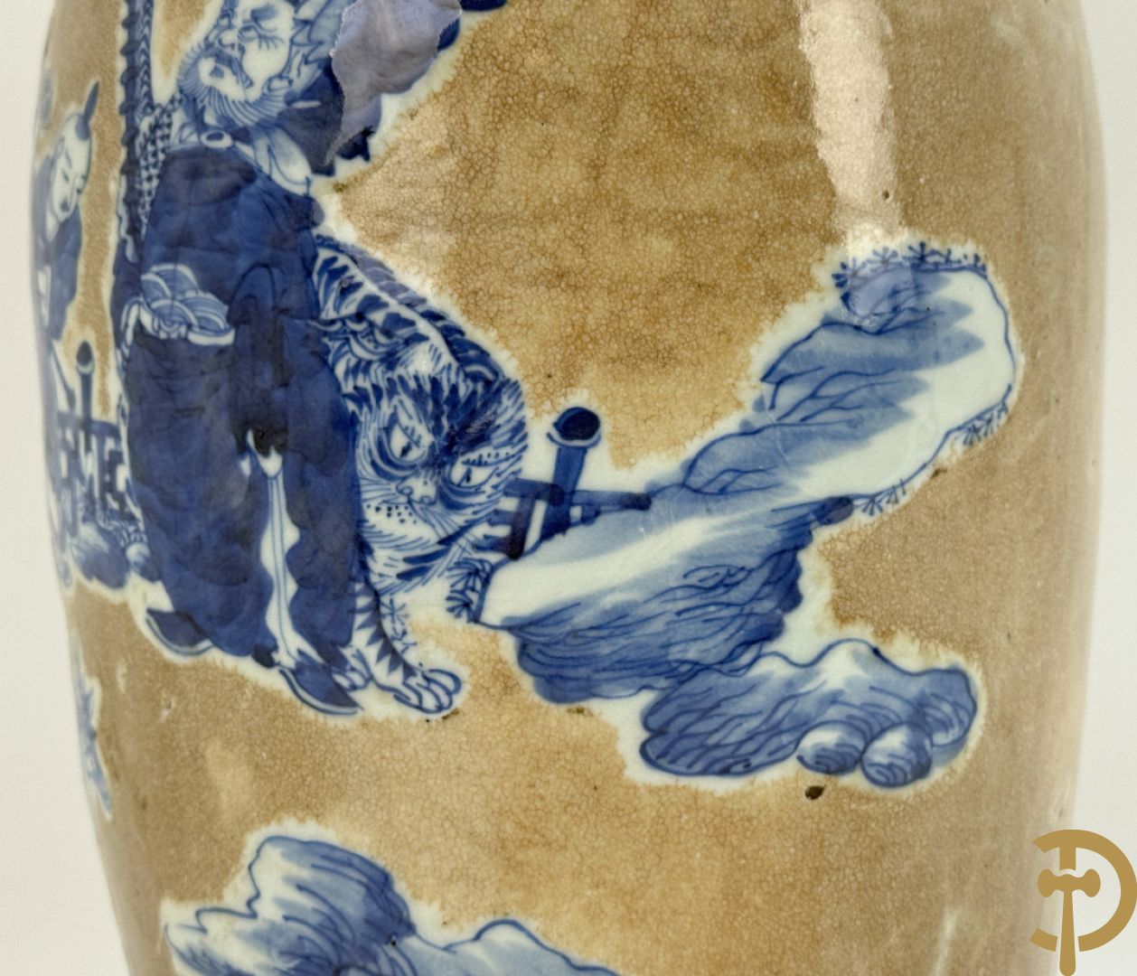 Antieke Chinese Nankin vaas met decor van wijsgeren, onderaan bezet met hert en bovenaan met pioenrozen