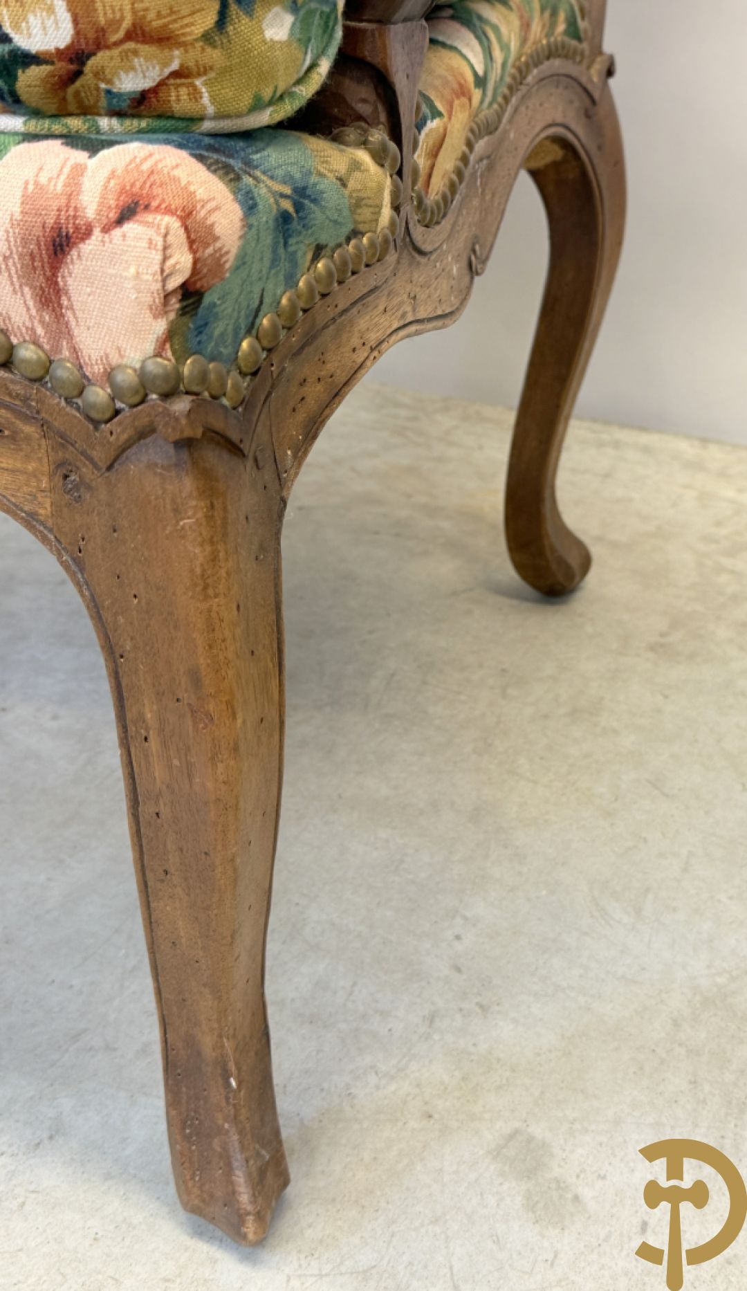 Vier notelaren armzetels bekleed met bloemenstof, met gezwaaide armleuningen op voluutvormige poten + bijhorend voetbankje