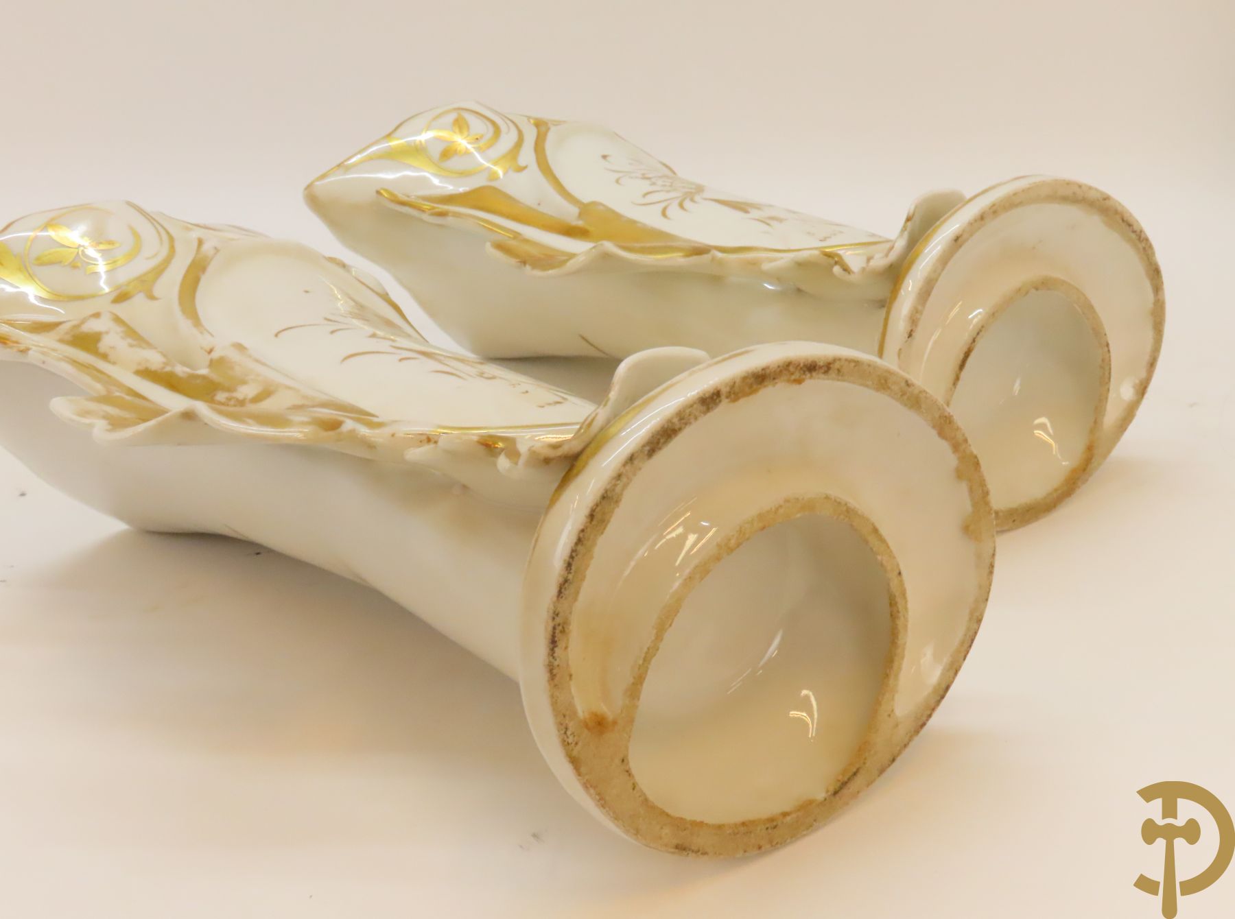 Porseleinen Vieux Paris vierarmige kandelaar met bloemen bezet + paar Vieux Bruxelles cornetvazen