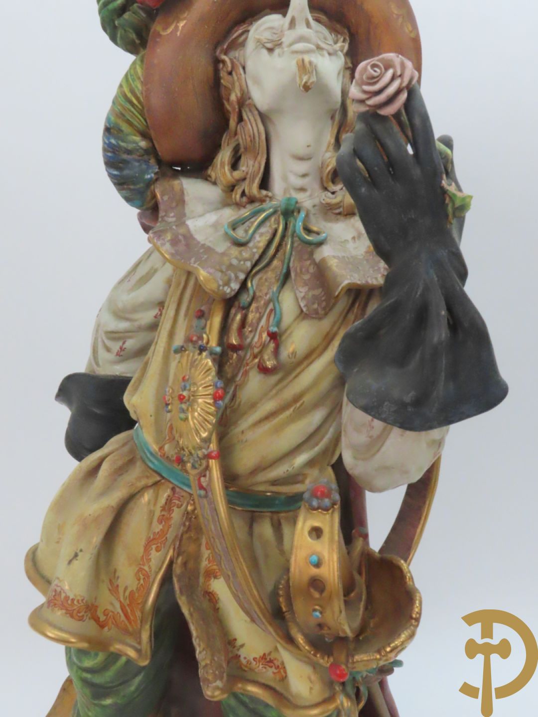 Twee Italiaanse beelden in meerkleurige faience, Cirano de Bergerac