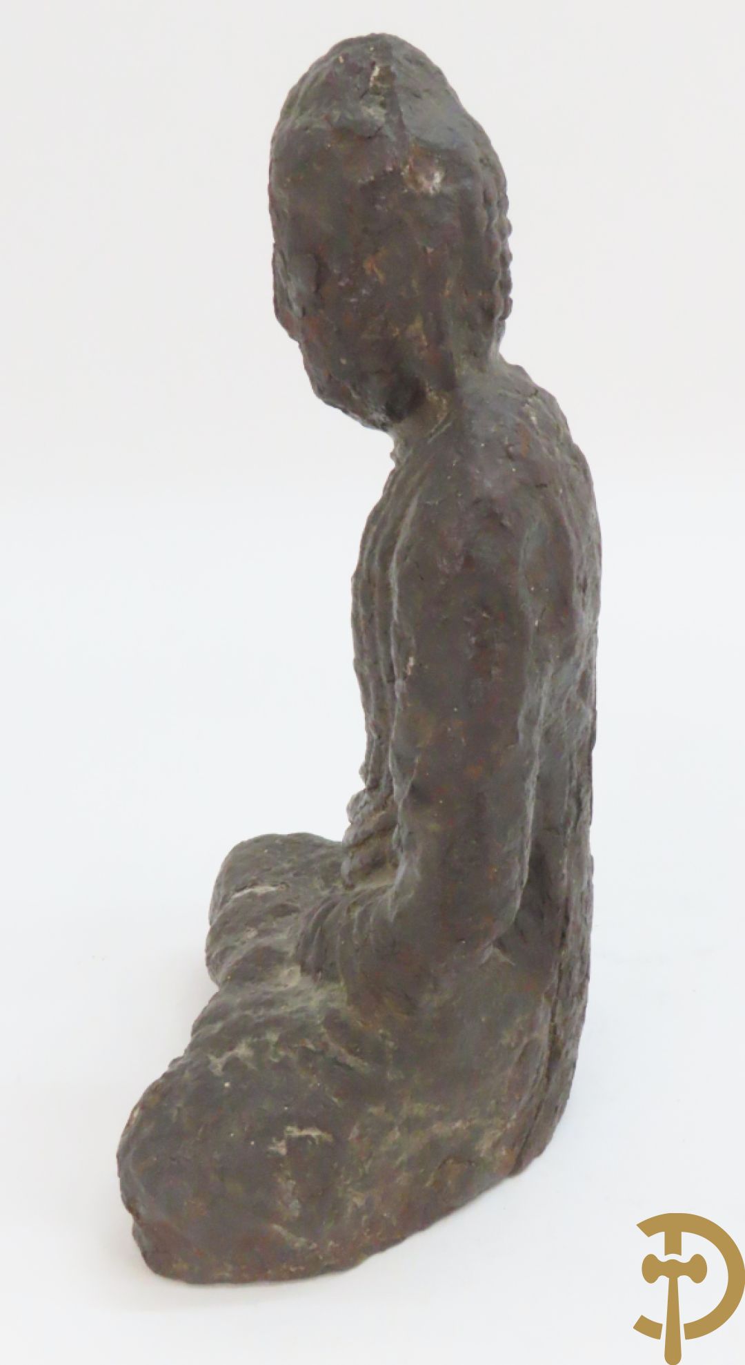 Bronzen zittende boedha + boedha in verweerd metaal