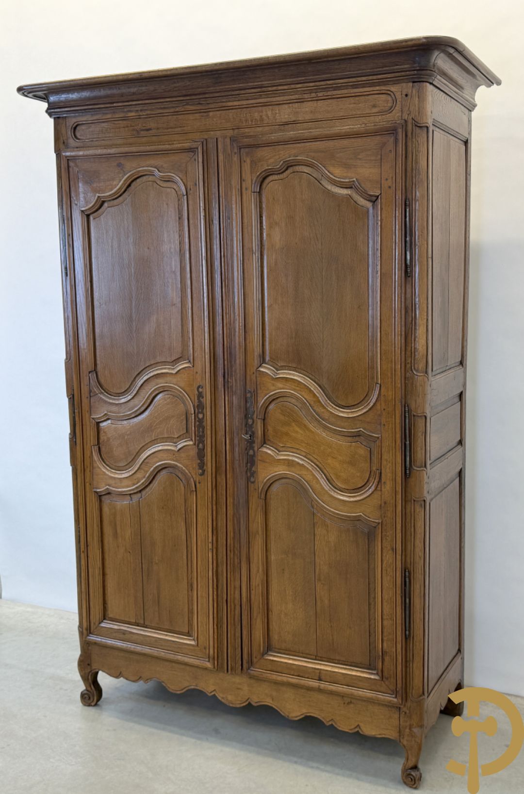 Massief eiken tweedeurskast met afgestoken panelen en gezwaaide moluren