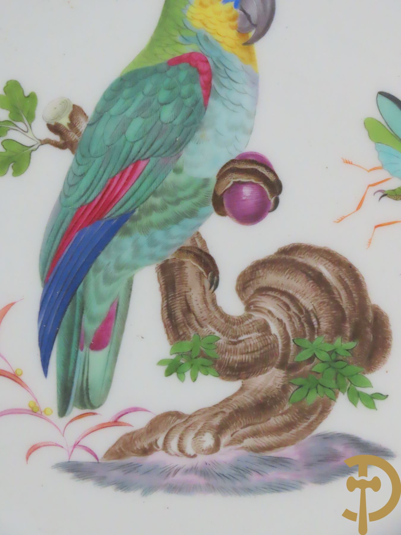 Zes porseleinen borden onder gemerkt met zwaarden / Meissen : 1 bord met stadstafereel, 1 verlucht bord met drakendecor, 1 bord met vogeldecor, 1 met bloemen en 2 met bloemendecor omgeven door vergulde rand