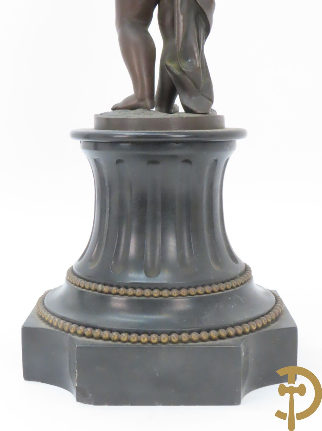 CLODION getekend - Paar elegante bronzen dames met tambour en fruit, geflankeerde door jonge faune, op marmeren klokstel - opgebouwd als garnituur met 2 kandelaars met bronzen kindjes dragende een toorts met bloemen en kaarsen