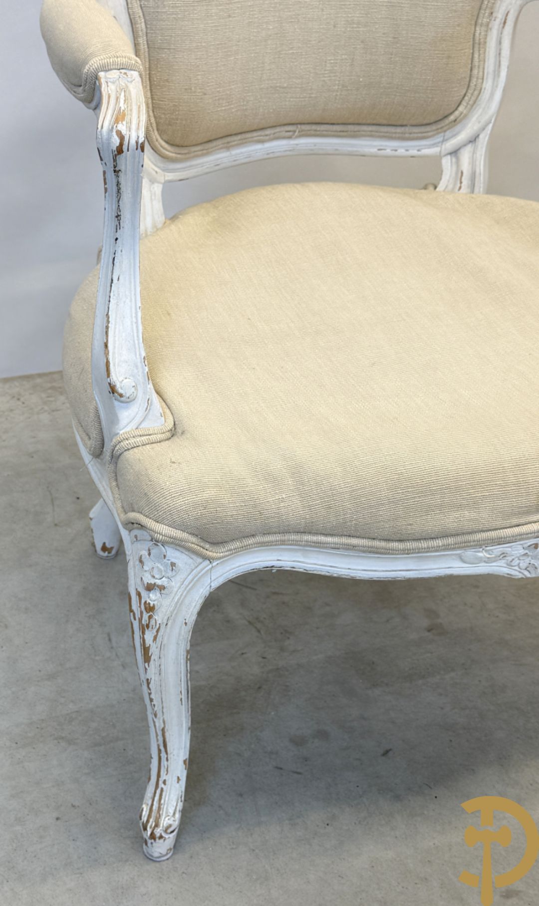 Paar wit gemonochromeerde Louis XV armzetels op voluutvormige poten + 1 andere