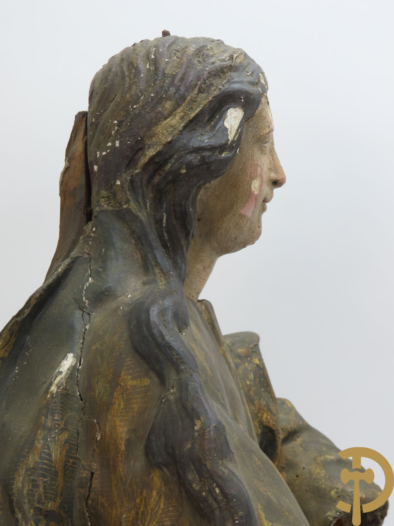 Verweerde gepolychromeerde houtsculptuur van Madonna in gedrapeerd kleed met beschilderde bloemendecoratie, linker drapage met leder bewerkt