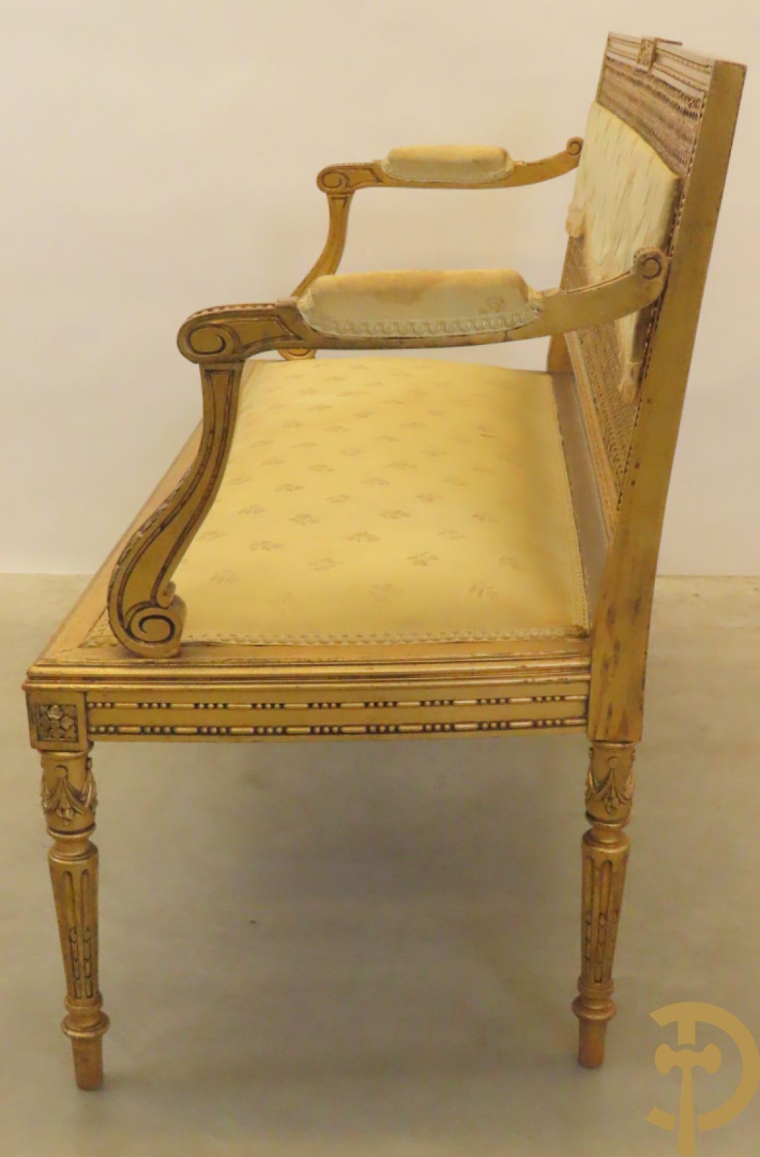 Vergulde tweepersoons canapé met accanthusranken en canage in de rug