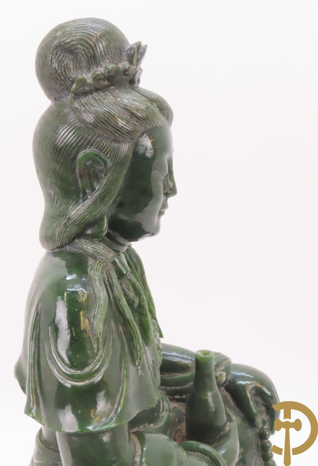 Handgesculpteerde geisha met flesje in de hand in groene jade
