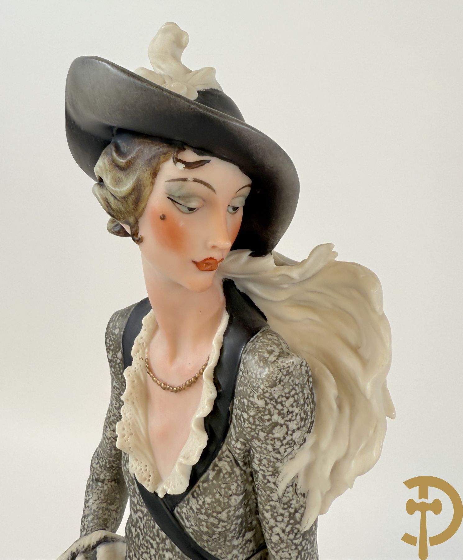 Italiaanse biscuitgroepen w.o. grote groep met 2 liggende naakte dames met zwaan, jongeman op rots, vioolspeler met edeldame, dame met kanten jurk en kinderen + Armani G. getekend 