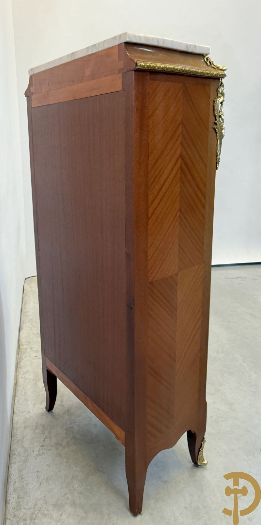 Notelaren zevenladenkast met bronsbeslag op voluutvormige poten - bovenaan marmeren blad