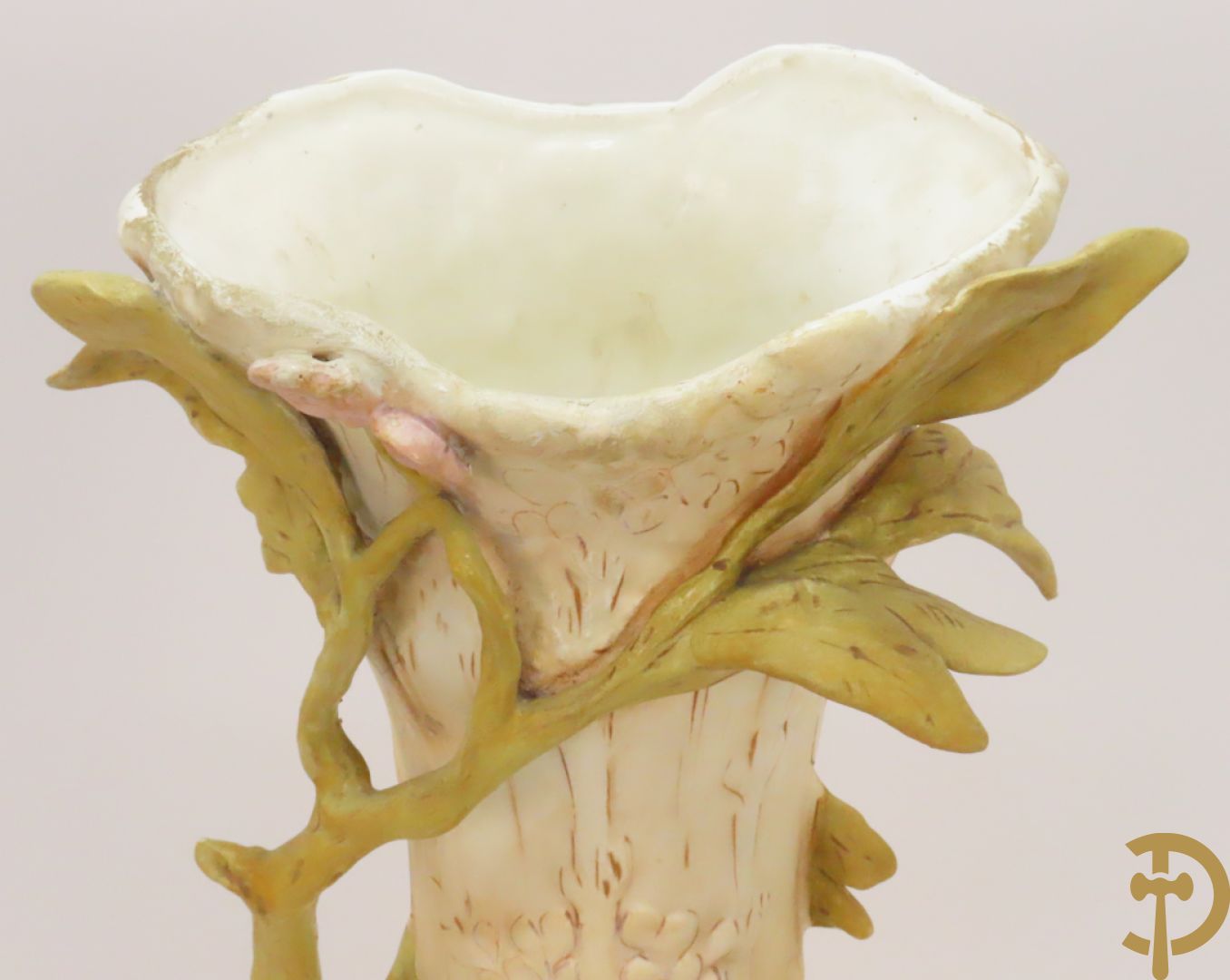 Paar Royal Dux vazen met herderpaar, gemerkt onderaan