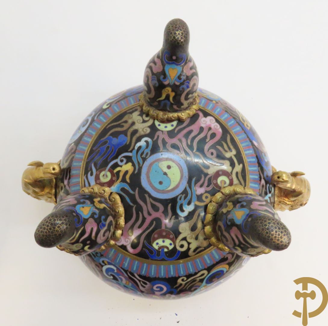 Potiche in cloisoné techniek met decor van draken en olifanten + blauwe cloisoné vaas met bloemendecor op sokkel + kleine cloisoné cachepot + cachepot met drakendecor