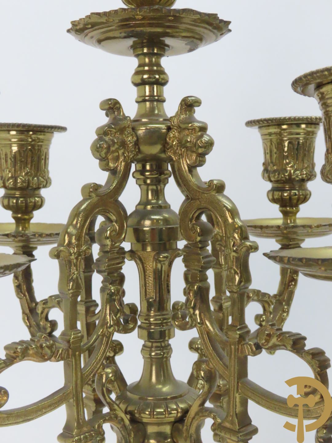 Driedelige koperen Neo Renaissance garnituur bestaande uit klok met amfoor bovenaan en Neo Renaissance motieven, Richond 11 Bd Mont Martre getekend - geflankeerd door paar vijfarmige kandelaars