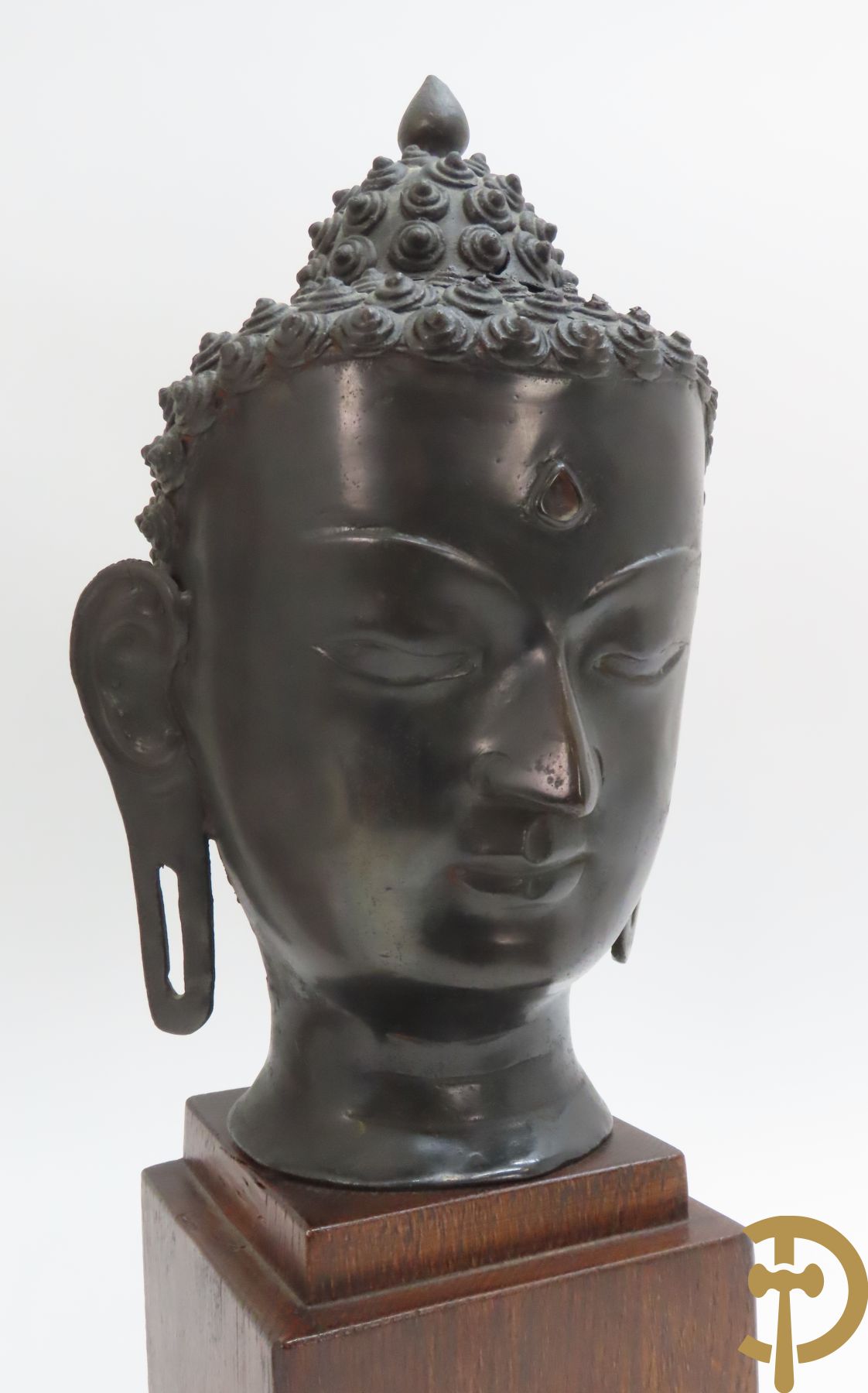 Bronzen boedhahoofd op sokkel + bronzen boedhistische figuur met snaarinstrument + stenen Khmer van boedhistisch figuur + stenen Kmer kopje