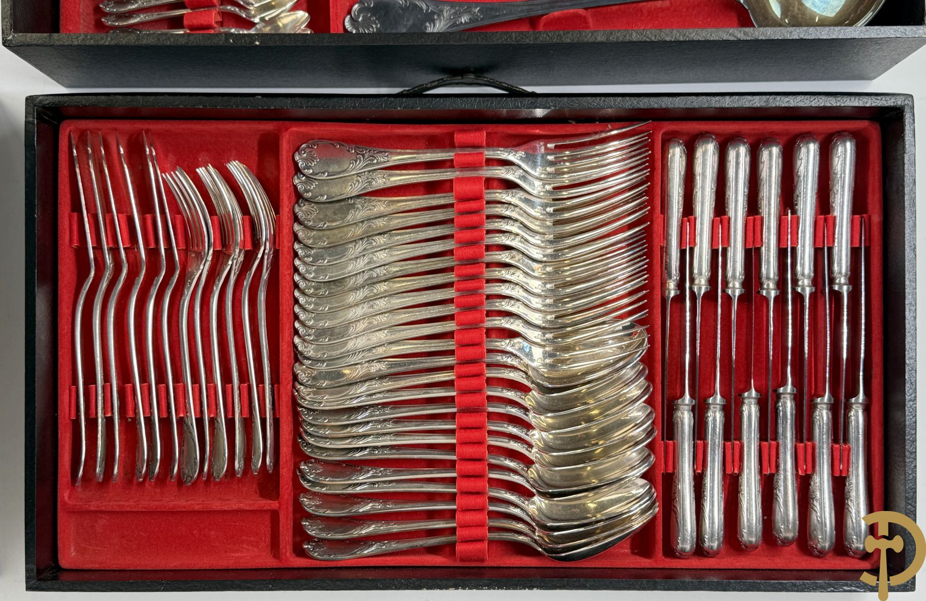 Verzilverd bestek Christoffle, model Marly bestaande uit 12 messen, 12 vorken, 12 lepels, 12 dessertvorken en 12 dessertlepels, 6 visvorken en 6 vismessen, 9 koffielepels en pollepel in schrijn
