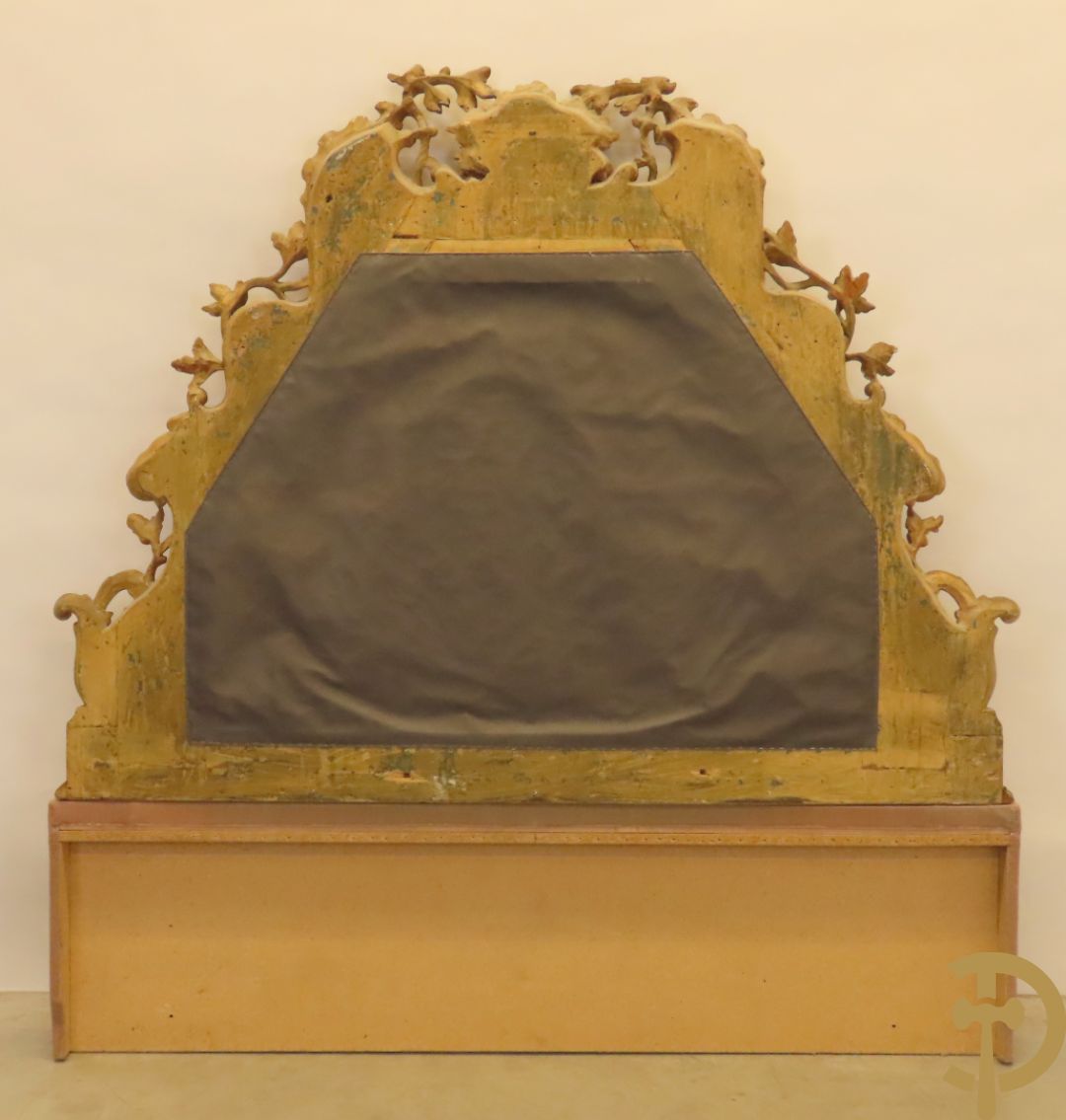 Verguld hoofdeinde van een bed met houten gesculpteerde accanthus- en bloemenranken