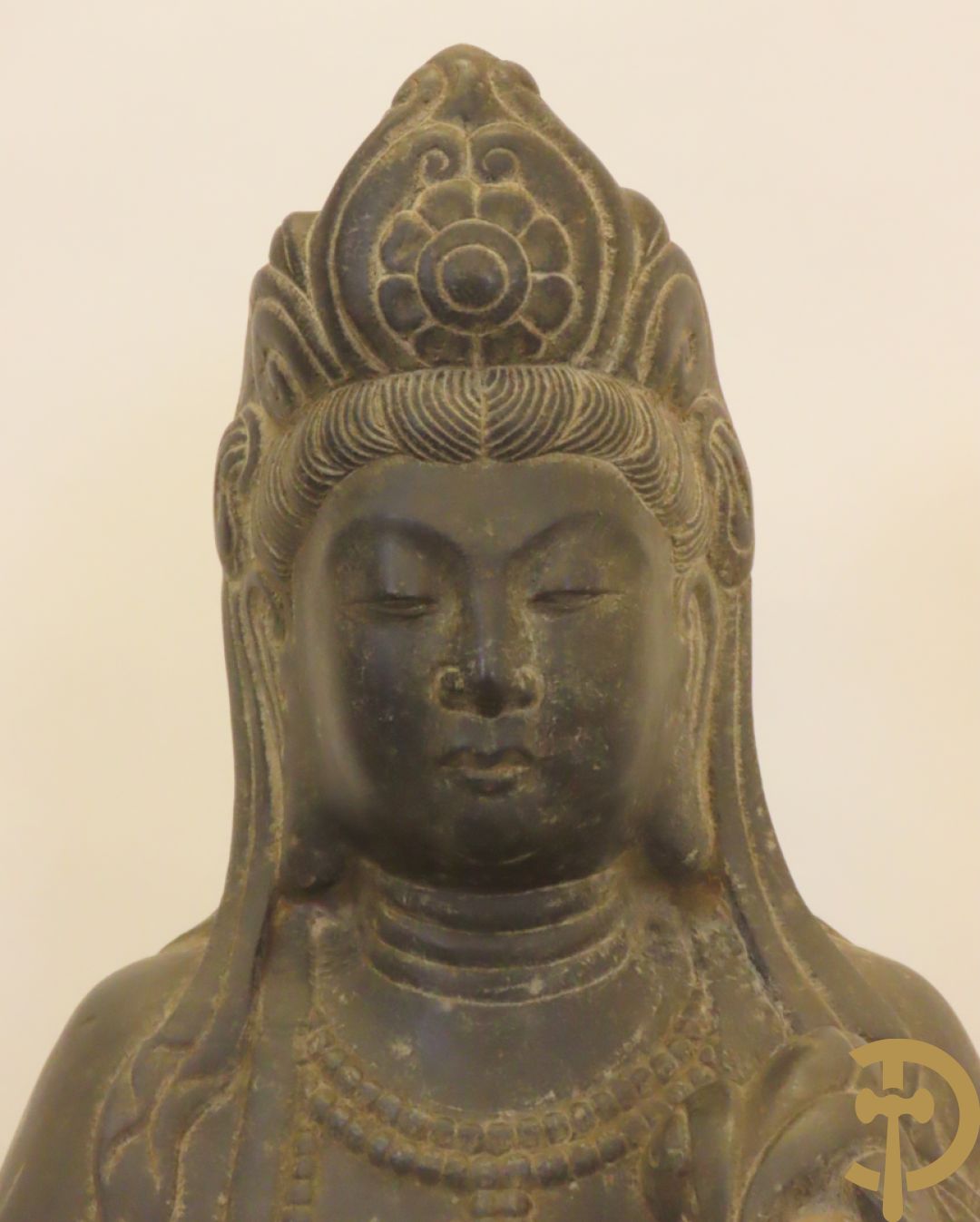 Aziatisch handgesculpteerd stenen beeld van een staande boedha