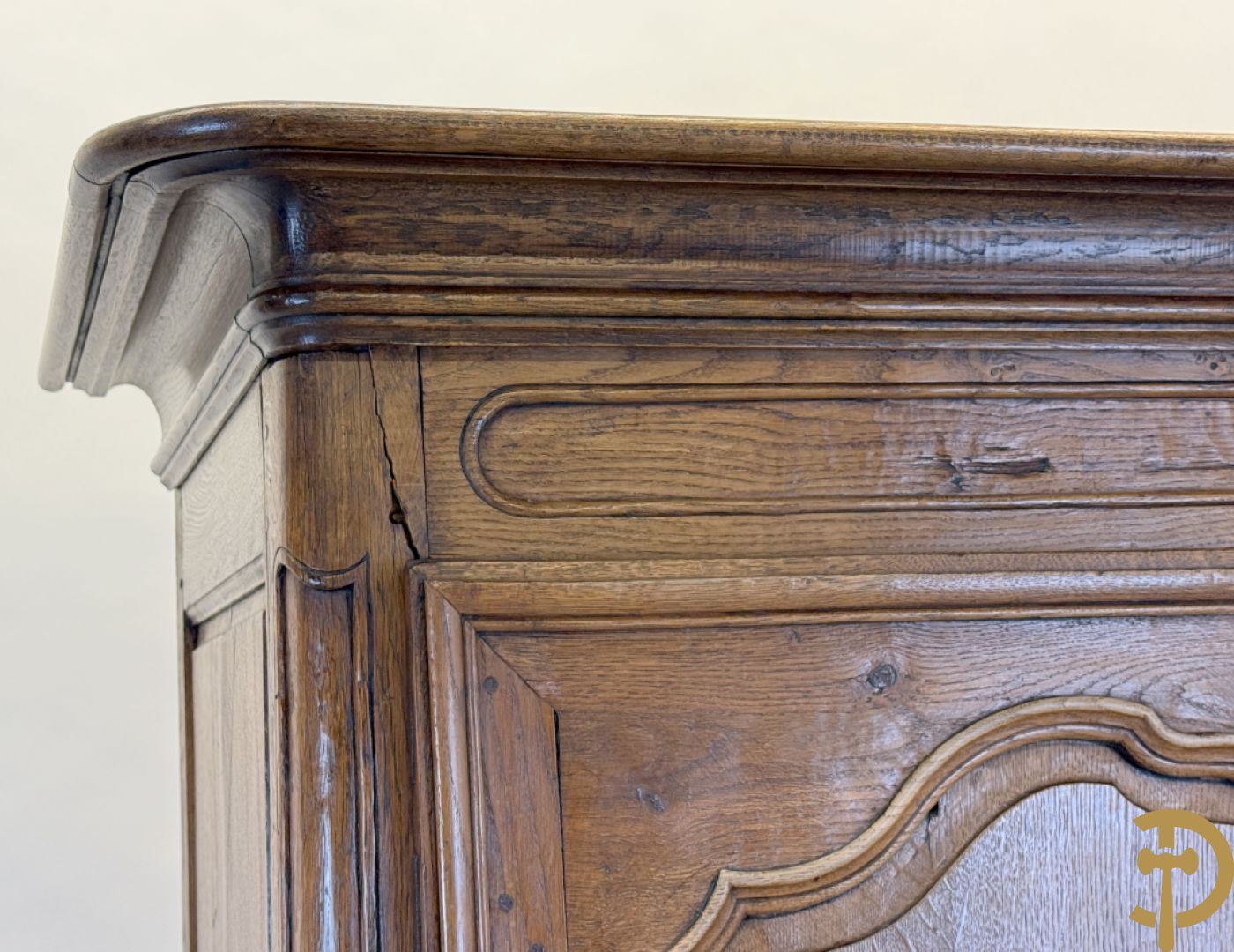 Massief eiken tweedeurskast met afgestoken panelen en gezwaaide moluren