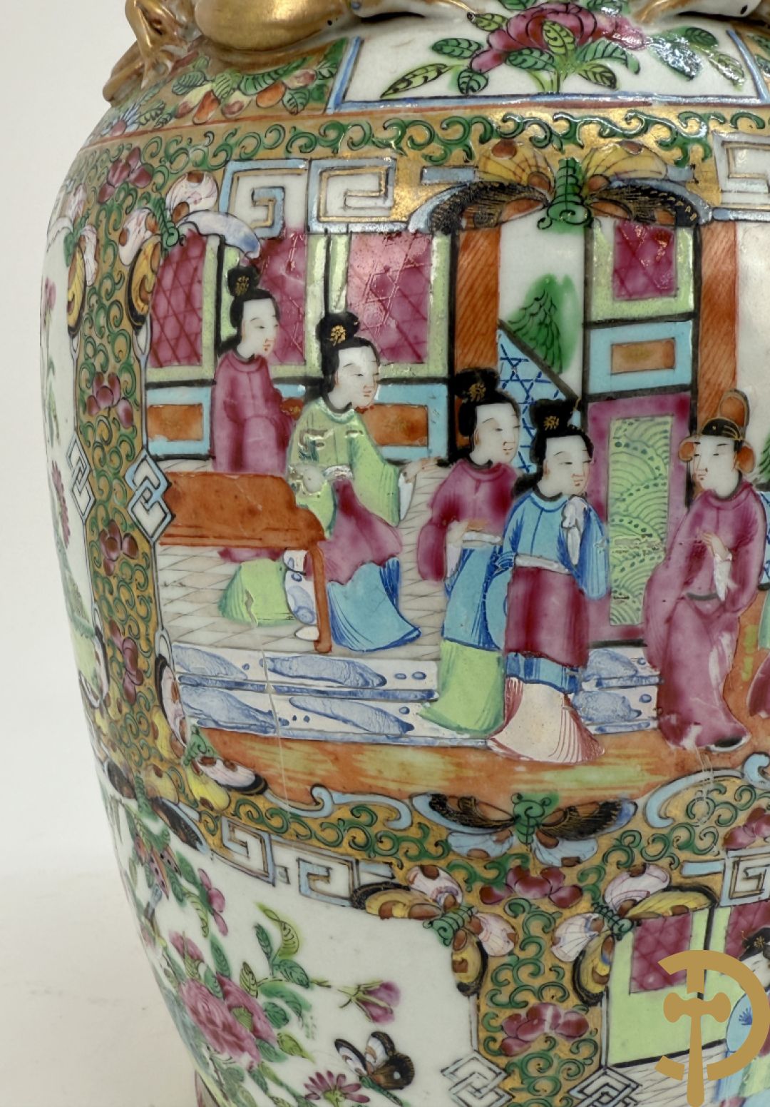 Chinese porseleinen Kanton vaas met geanimeerde taferelen en natuurdecor