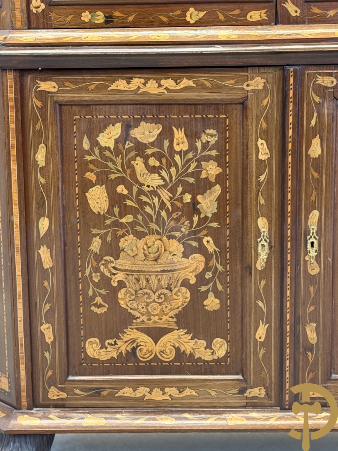 Hollandse vitrine met gemarketteerd bloementafereel, bovenaan met 2 beglaasde deuren en rocaille als kuif - onderaan met 2 gesloten deuren bezet met amforen, vogels en bloemenmarketterie