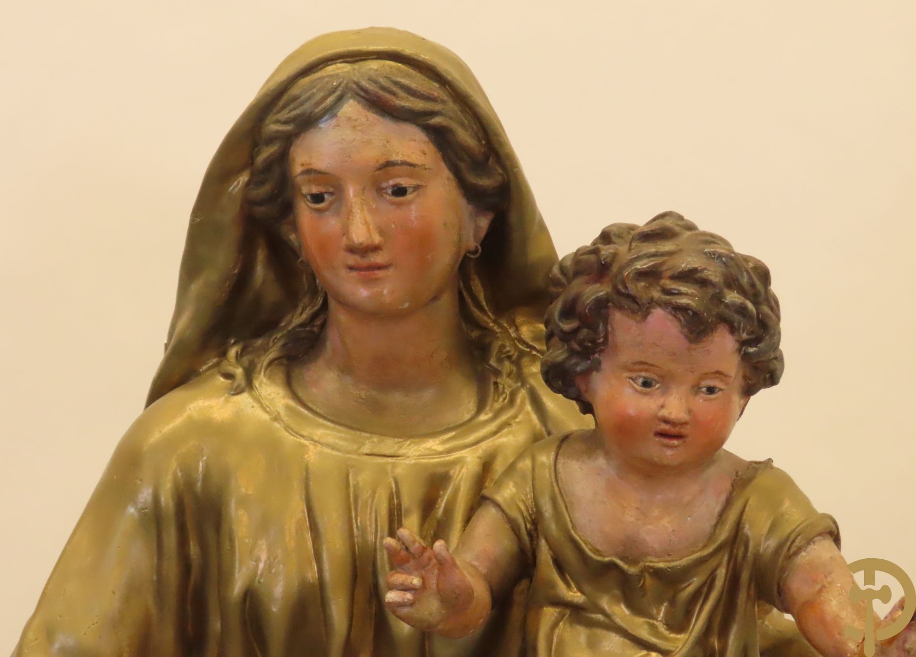 Grote vergulde Madonna met kind in papier maché  op houten sokkel met afgeschuinde hoeken