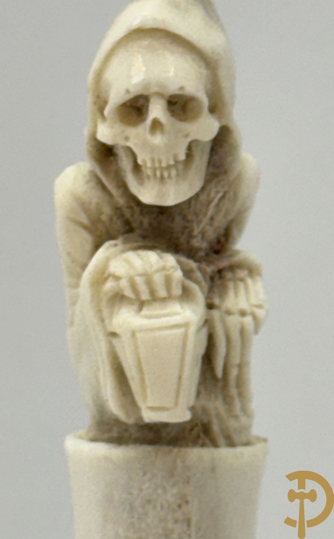 Twee handgesculpteerde hertegeweien in de vorm van een doodskop onder globe