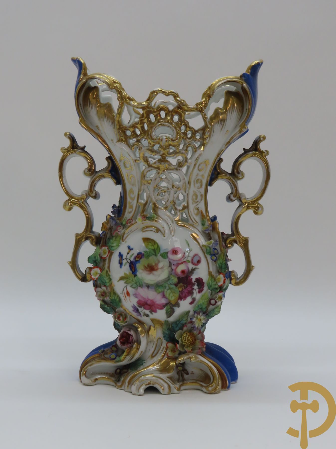 Porseleinen Franse cornetvaas geajoureerd met bloemenmotief, Vieux Paris + Vieux Paris coupe + porseleinen coupe met bloemenmotieven bezet