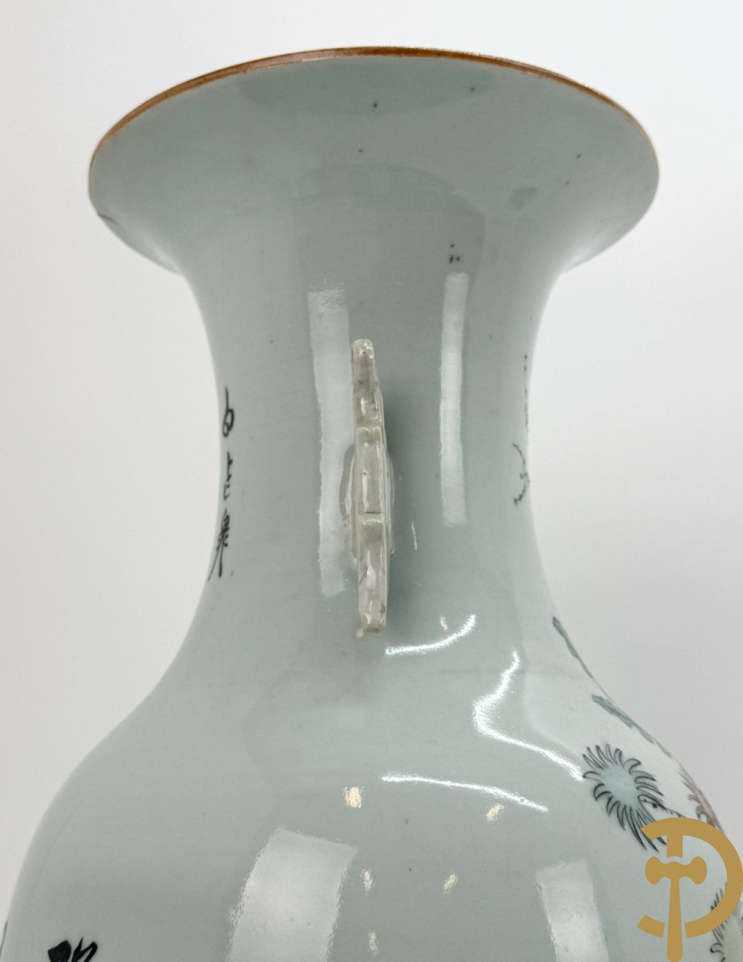 Chinese porseleinen vaas met decor van dames in landschap