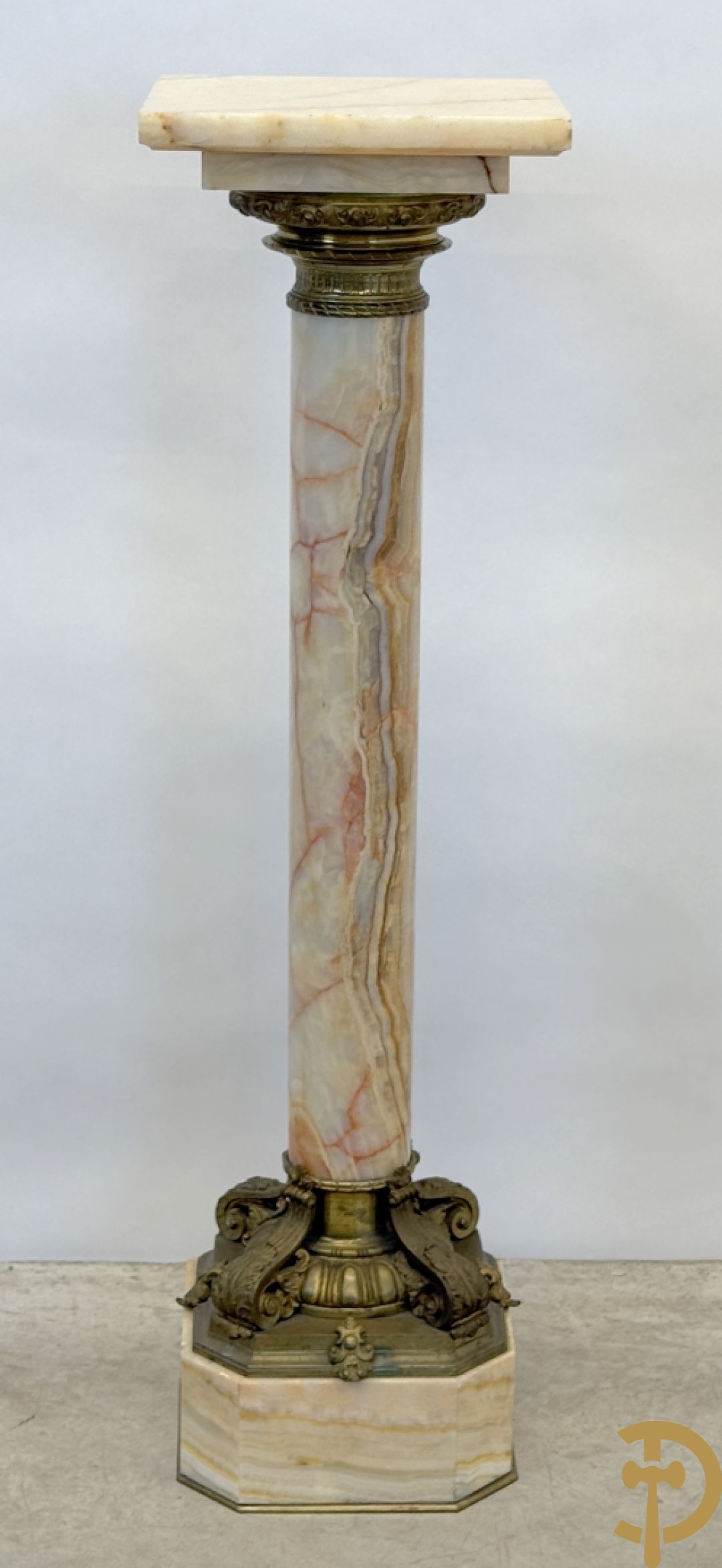 Marmeren zuil, onder en boven met beslag van accanthusranken bezet
